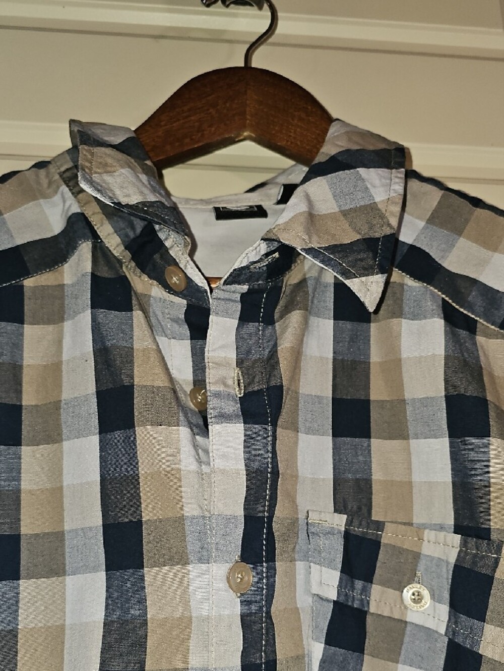Oakley Men’s Short Sleeve Plaid Button-Down Shirt in Navy, Tan & White - Picture 7 of 8